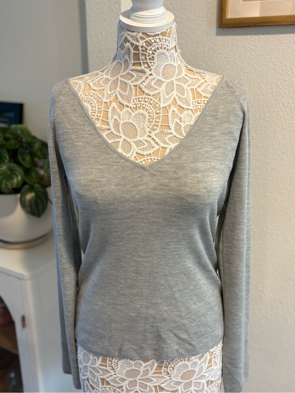 Aritzia Lightweight Wool V-Neck Long Sleeve Gray Sweater- size XL
